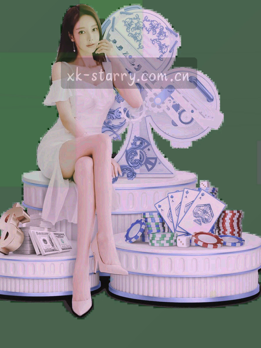 夜间手持手机的画面，屏幕区域以星轨与光斑示意正在播放的集锦画面
